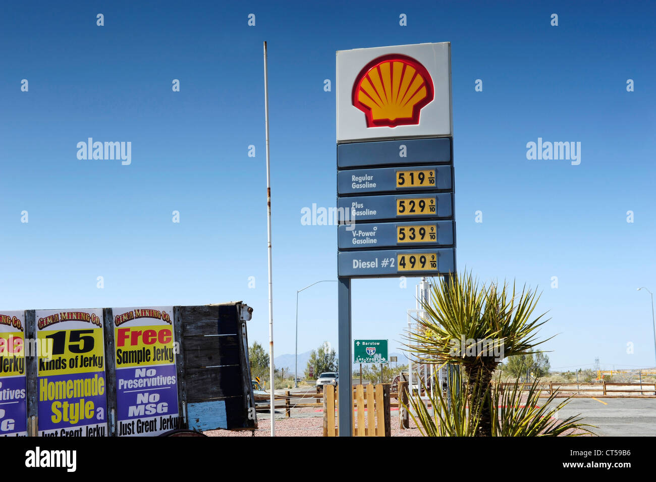 Stazione di rifornimento Shell segno indicante i prezzi del gas, di giunzione della Interstate 15 e Nipton Road, California, USA. Foto Stock