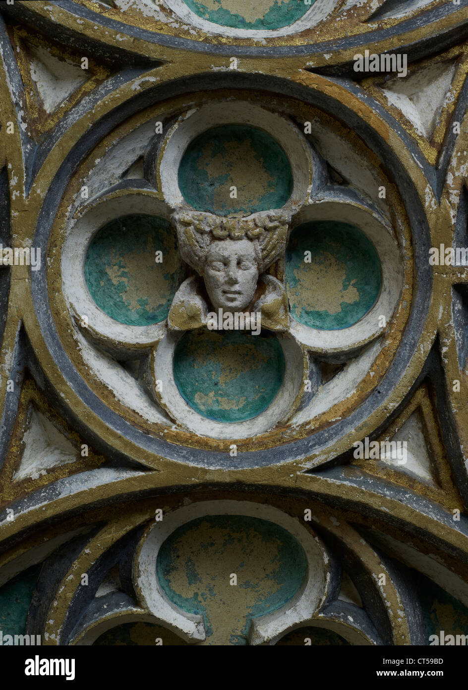 Tewkesbury Abbey, quatrefoil e volto femminile su Beauchamp Foto Stock