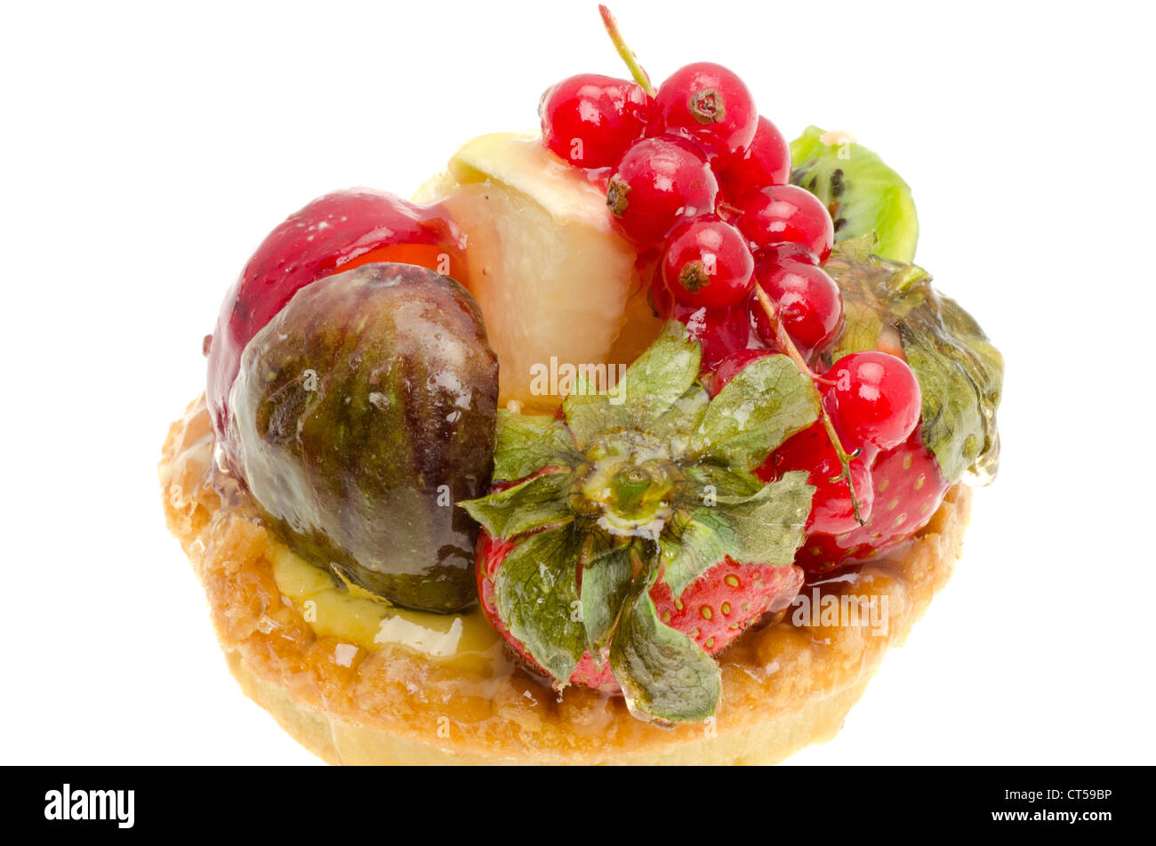 Pasticceria fresca crostata di frutta isolato su uno sfondo bianco Foto Stock