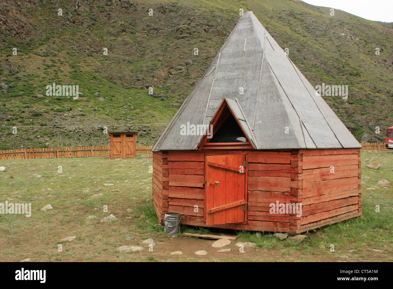 Ail, tradizionale casa in legno di Altai persone, Fiume Chulyshman Valley, Altai, Siberia, Russia Foto Stock