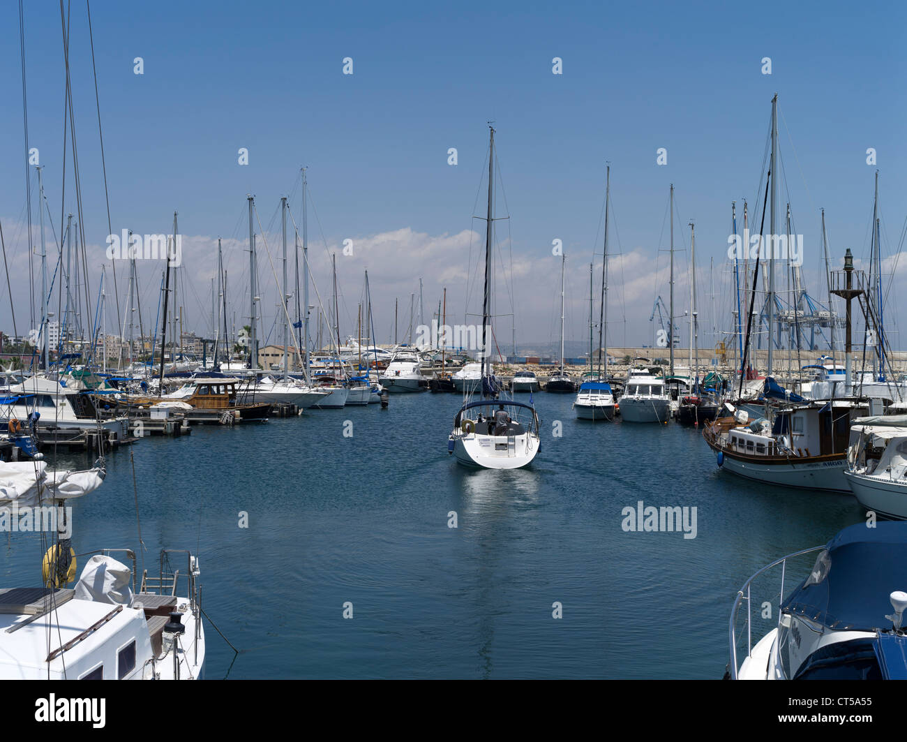 Dh Marina di Larnaca Larnaca a Cipro Larnaka marina yacht sailor lasciando barche da diporto pontili di ormeggio in Grecia Foto Stock