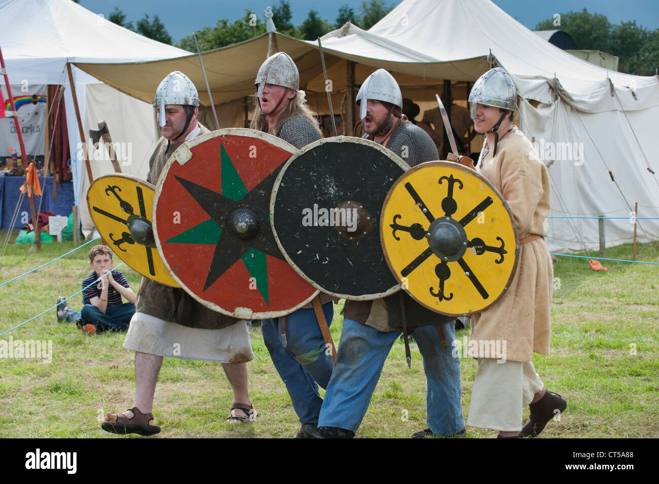 Vagur Raudr viking battaglia rievocazione gruppo eseguire la visualizzazione a Chetwynd, Newport Shropshire, luglio 2012. Foto Stock