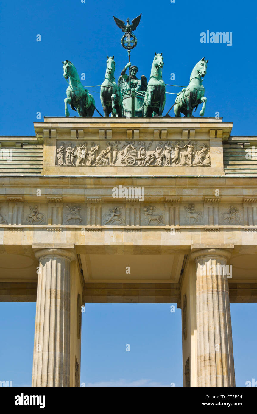 Porta di Brandeburgo Pariser Platz con la Quadriga alato statua in cima centro città di Berlino Germania UE Europa Foto Stock
