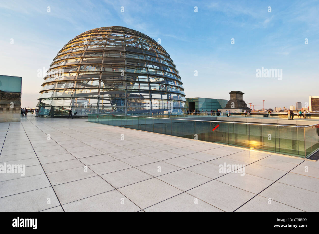 La cupola di vetro disegnato da Sir Norman Foster al di sopra della camera di plenaria Reichstag Berlin city center Germania UE Europa Foto Stock