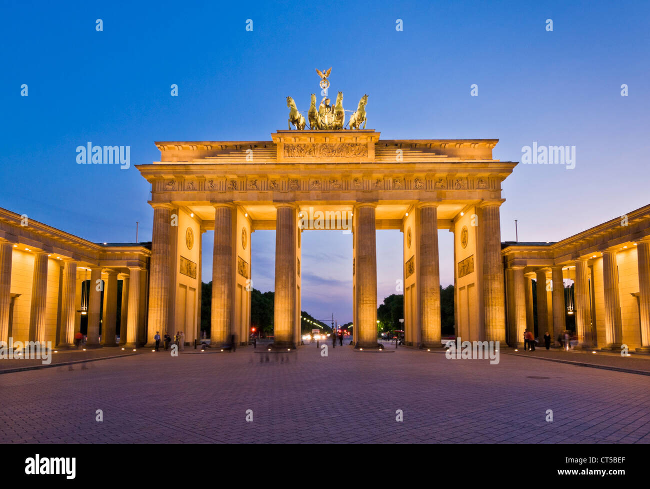 Berlino porta di Brandeburgo Pariser Platz con la statua ad alette Quadriga in cima al tramonto Berlino centro città Germania UE Europa Foto Stock