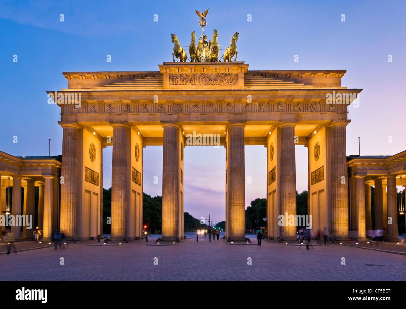 Porta di Brandeburgo Pariser Platz con la Quadriga alato statua in cima al tramonto il centro di Berlino Germania UE Europa Foto Stock