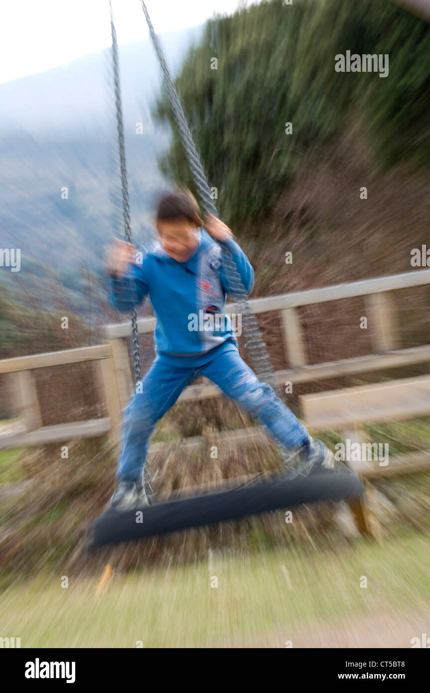 Bambino che gioca all'aperto Foto Stock