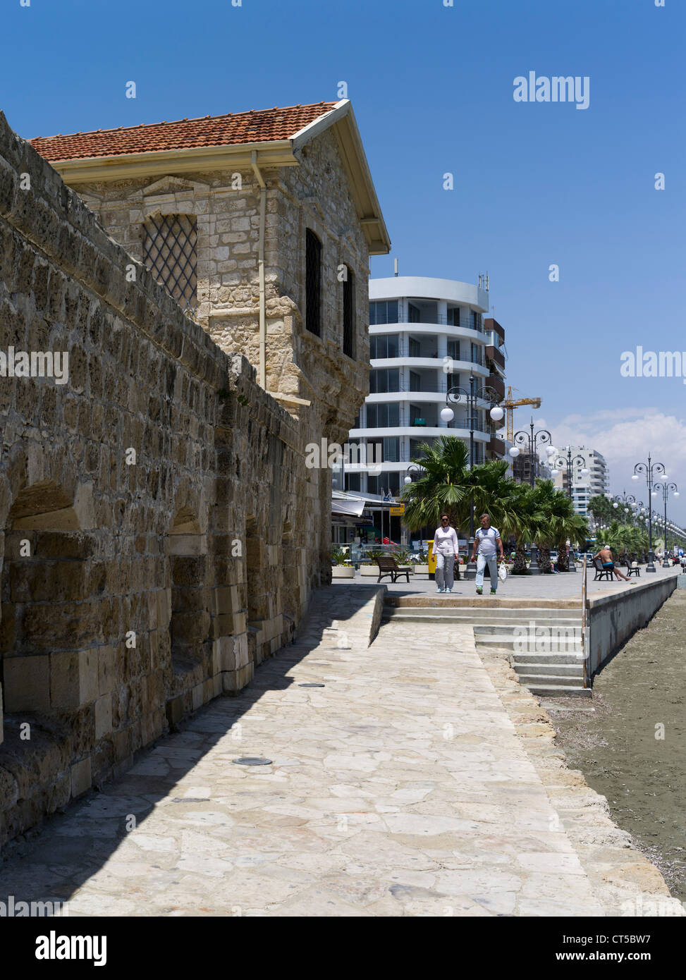 dh Finikoudhes Promenade LARNACA CIPRO Larnaka Fort lungomare persone Finikoudhes Promenade alberghi castello prom donne vacanza Foto Stock