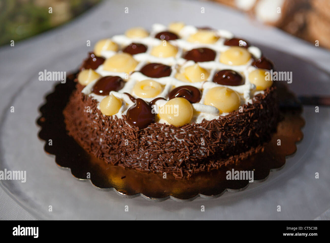Torta al cioccolato sulla piastra all'aperto Foto Stock