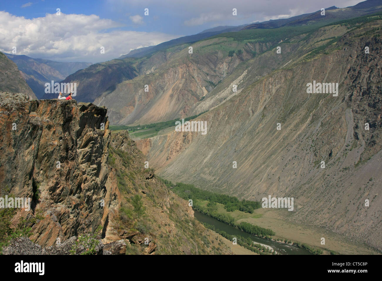 Fiume Chulyshman Canyon con una persona per la scala, Altai, Siberia, Russia Foto Stock