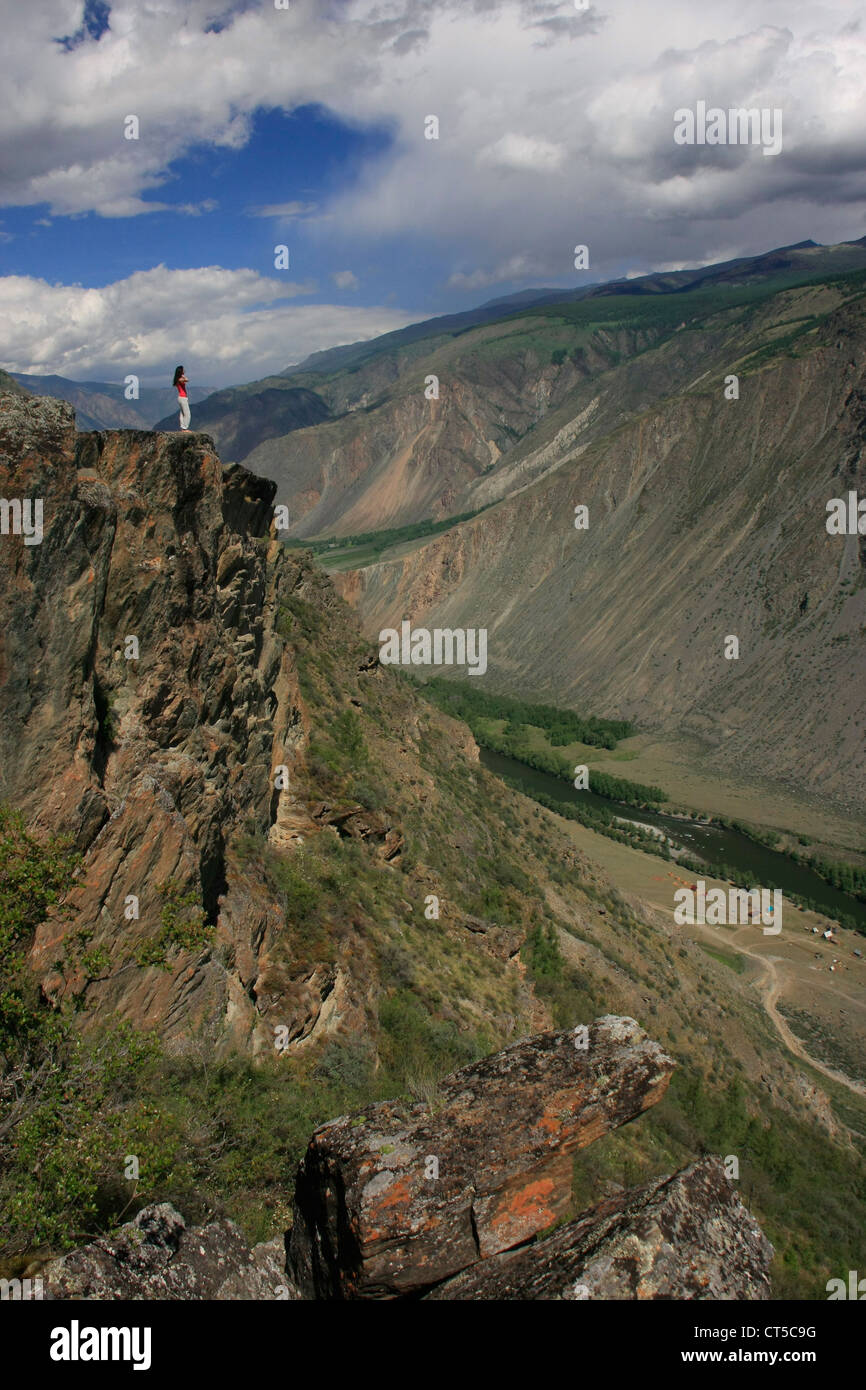 Fiume Chulyshman Canyon con una persona per la scala, Altai, Siberia, Russia Foto Stock