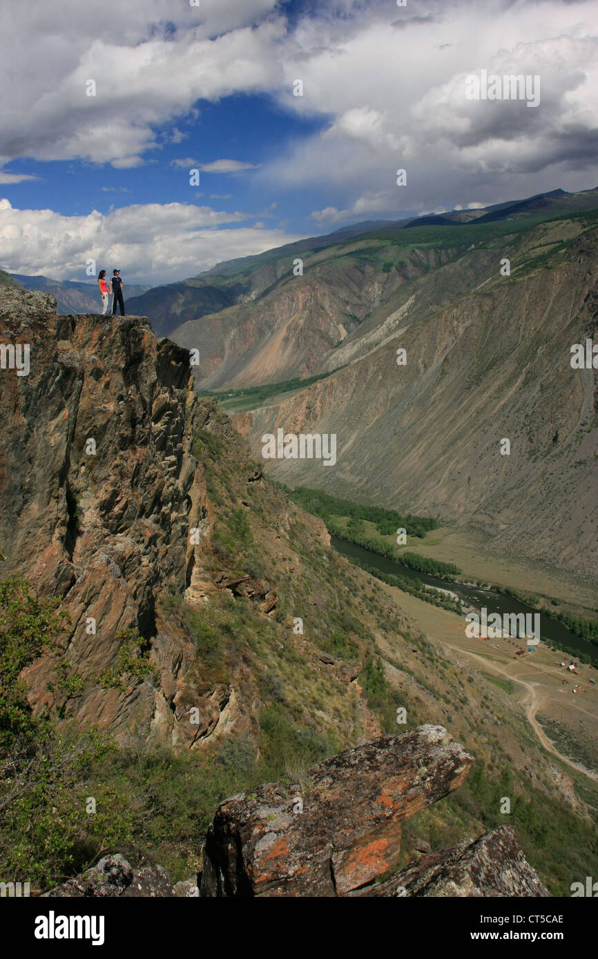 Fiume Chulyshman Canyon con due persone per la scala, Altai, Siberia, Russia Foto Stock
