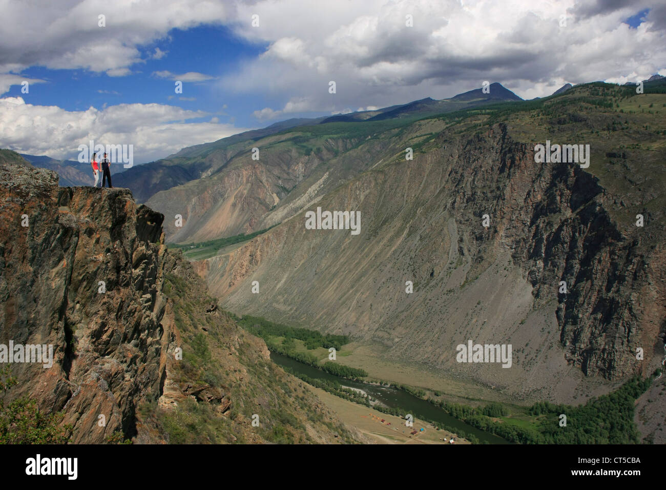 Fiume Chulyshman Canyon con due persone per la scala, Altai, Siberia, Russia Foto Stock