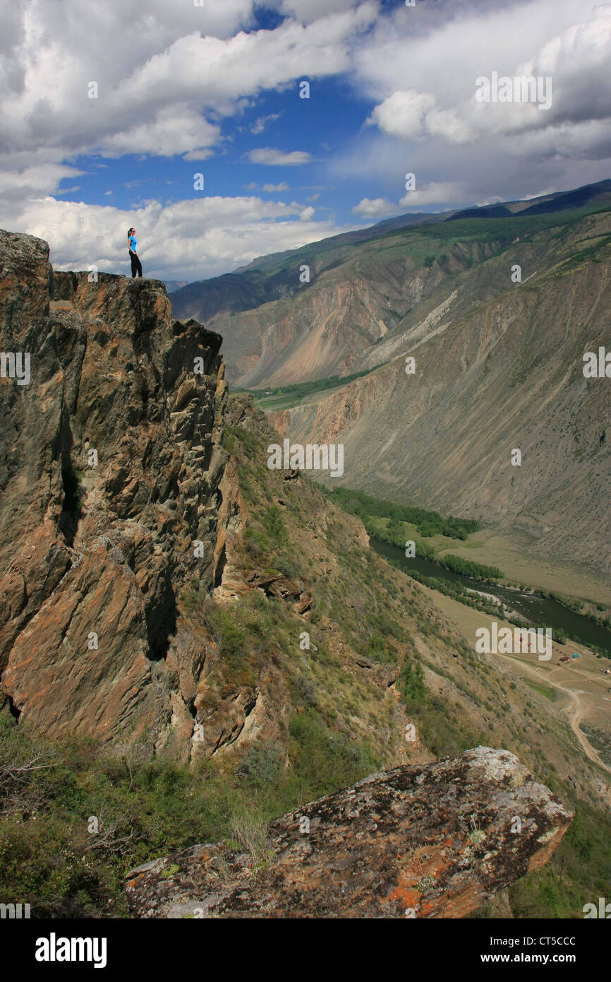 Fiume Chulyshman Canyon con una persona per la scala, Altai, Siberia, Russia Foto Stock