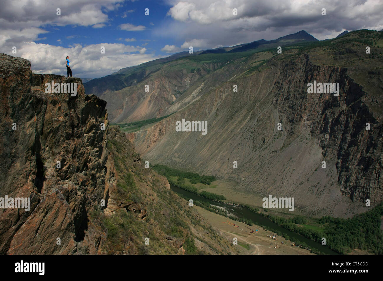 Fiume Chulyshman Canyon con una persona per la scala, Altai, Siberia, Russia Foto Stock