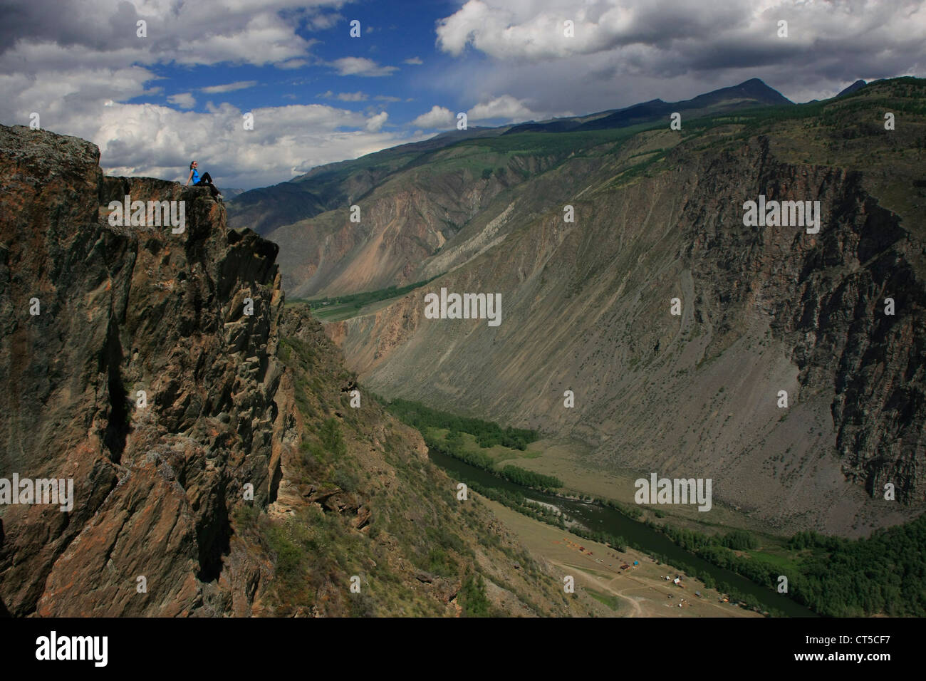 Fiume Chulyshman Canyon con una persona per la scala, Altai, Siberia, Russia Foto Stock