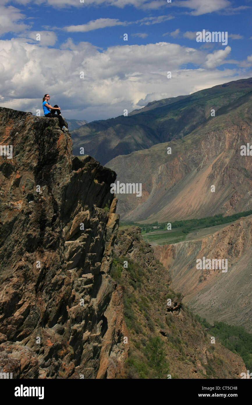 Fiume Chulyshman Canyon con una persona per la scala, Altai, Siberia, Russia Foto Stock