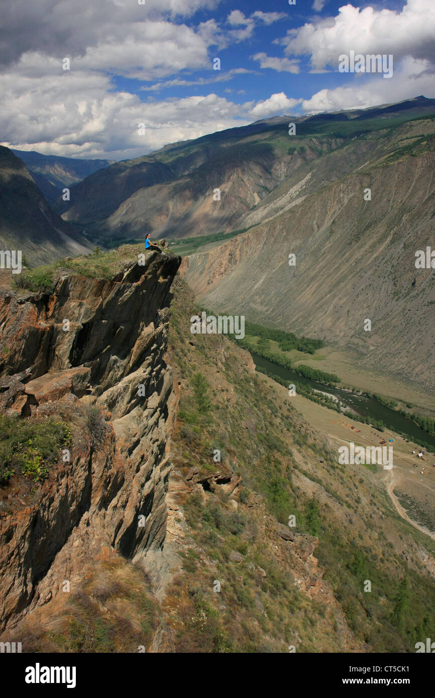 Fiume Chulyshman Canyon con una persona per la scala, Altai, Siberia, Russia, modello rilasciato Foto Stock