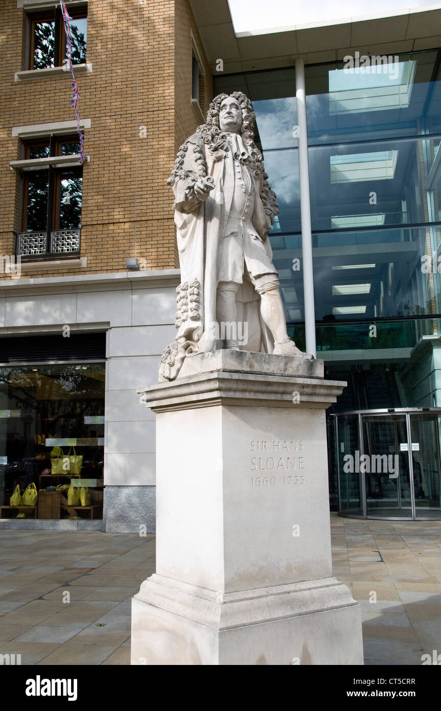 Statua di Sir Hans Sloane Duke of York Square, Kings Road, il Chelsea Londra Inghilterra REGNO UNITO Foto Stock