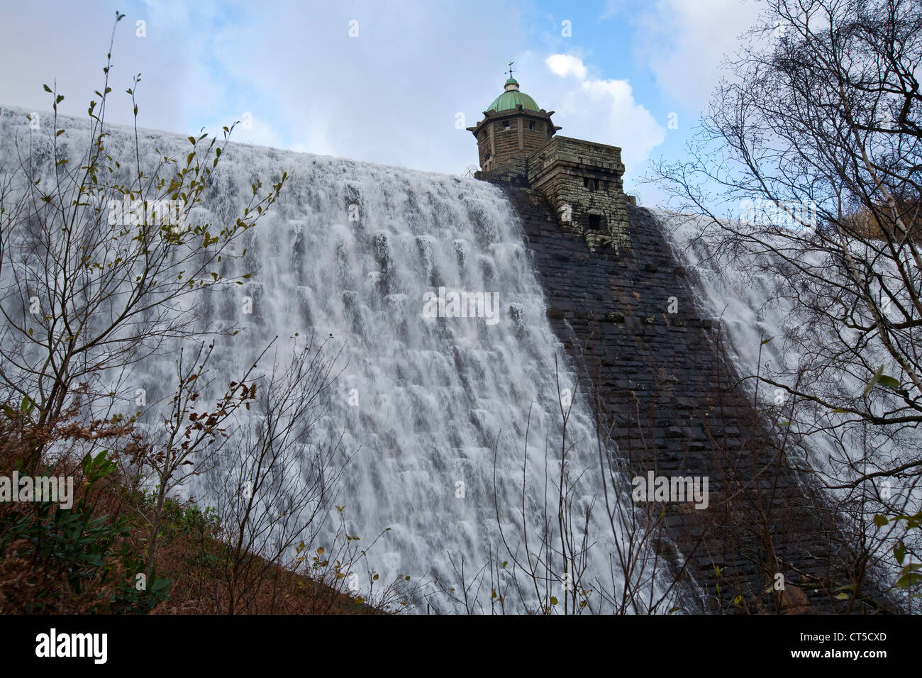 L'acqua che scorre sopra la parte superiore della diga al serbatoio Penygarreg, Elan Valley Foto Stock