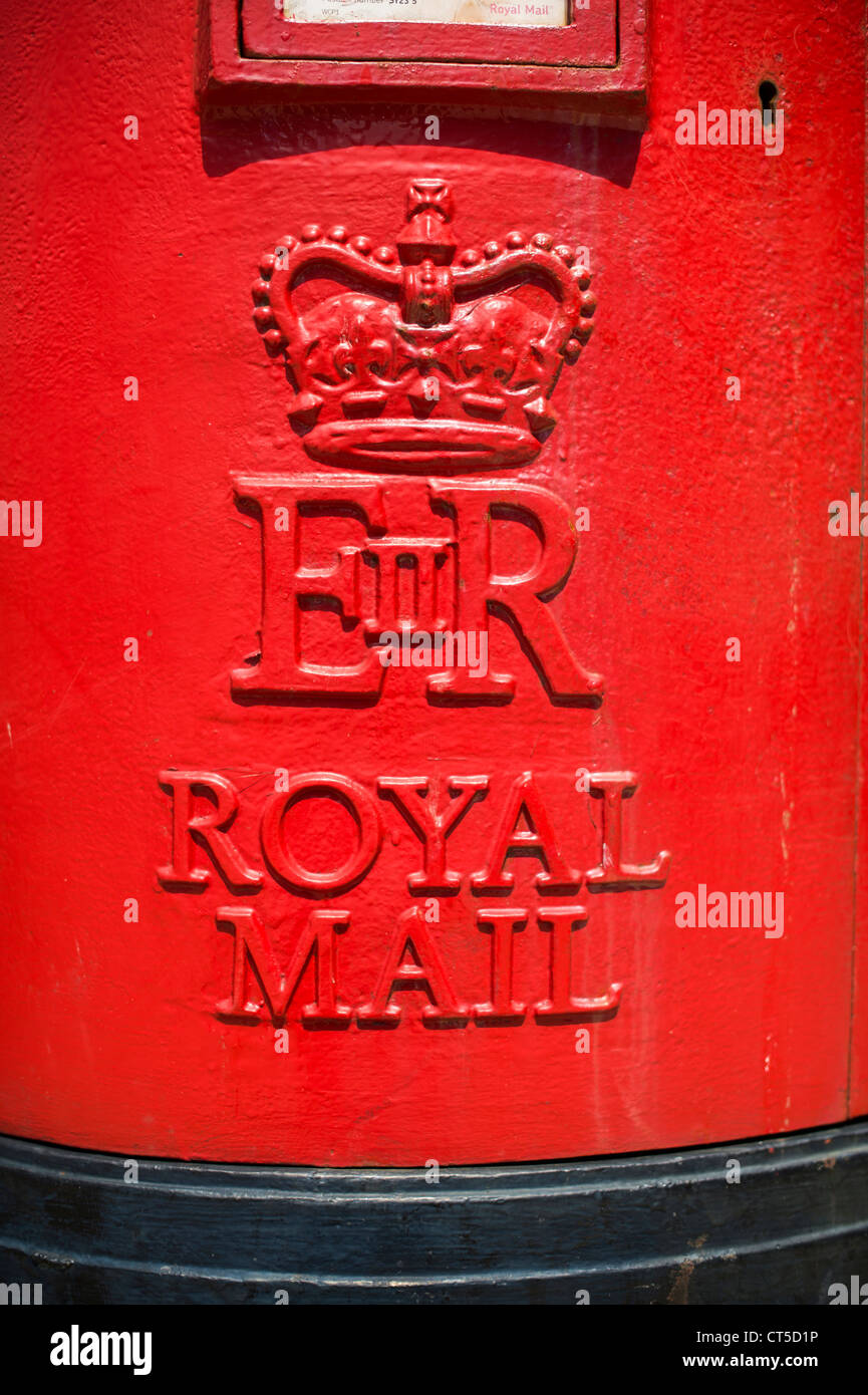 ER Royal Mail rosso casella montante post box uk Foto Stock