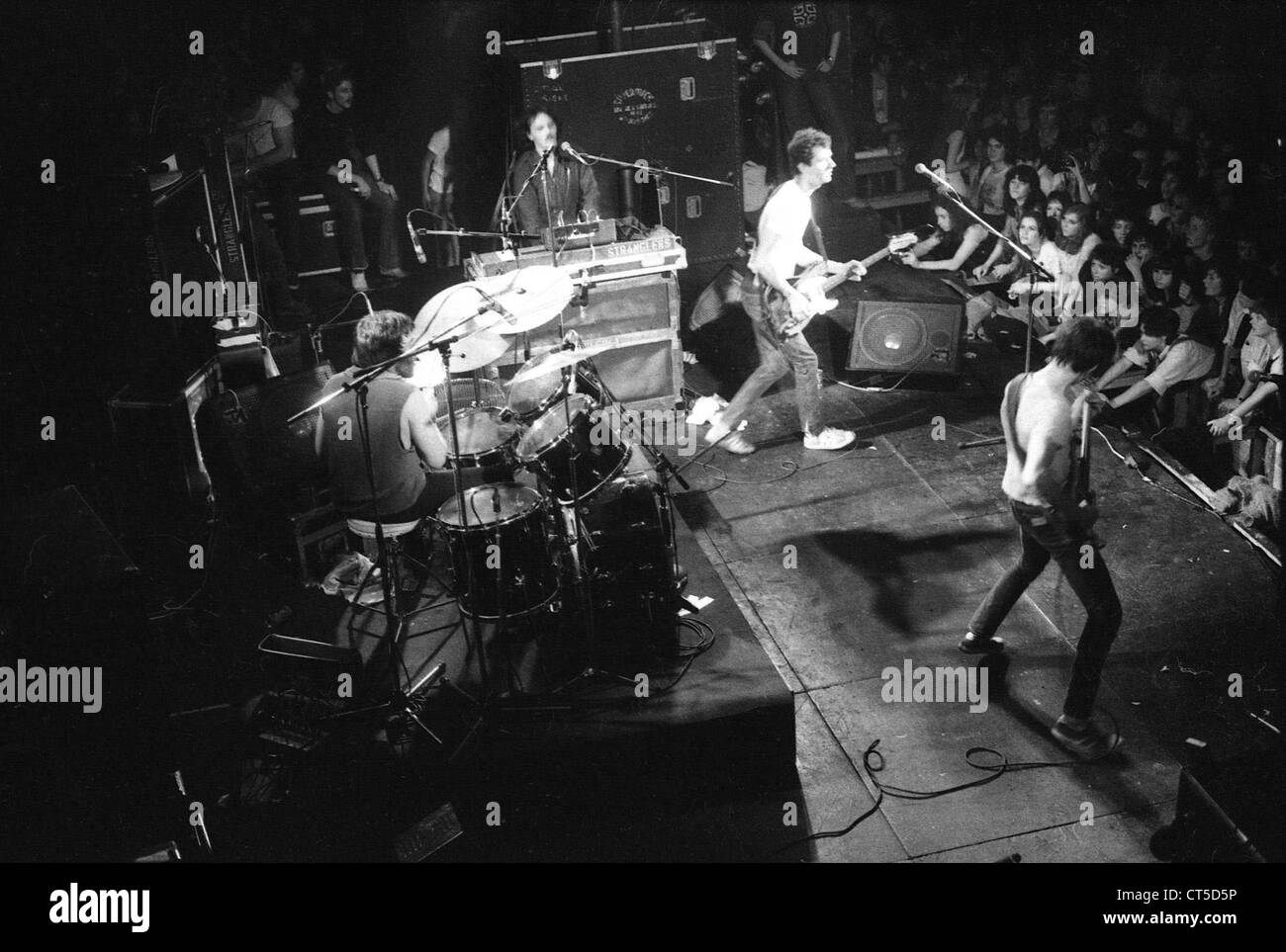 009610 - The Stranglers in concerto al Roundhouse di Londra nel 1977 Foto Stock