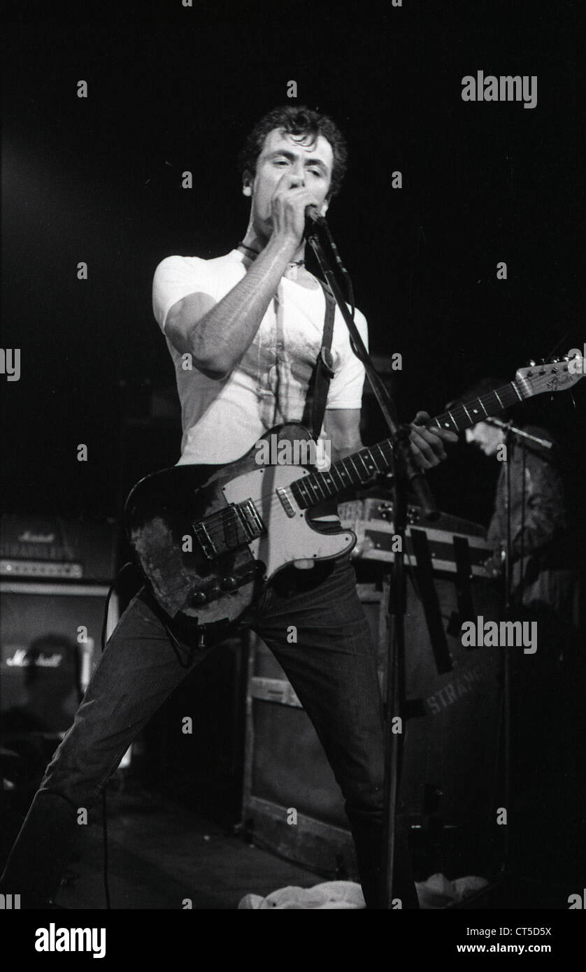 009579 - Hugh Cornwell di The Stranglers in concerto al Roundhouse di Londra nel 1977 Foto Stock