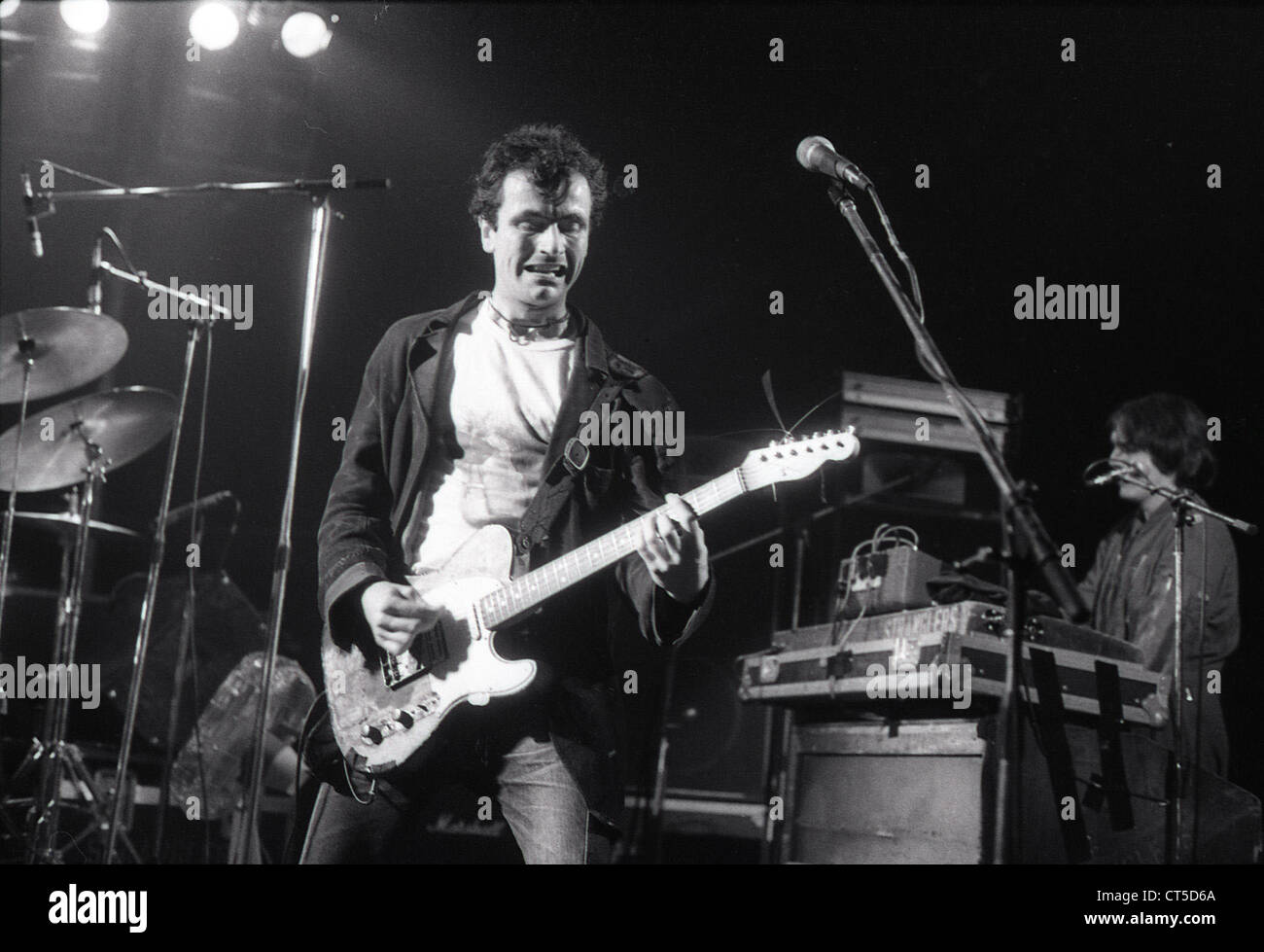 009585 - Hugh Cornwell di The Stranglers in concerto al Roundhouse di Londra nel 1977 Foto Stock
