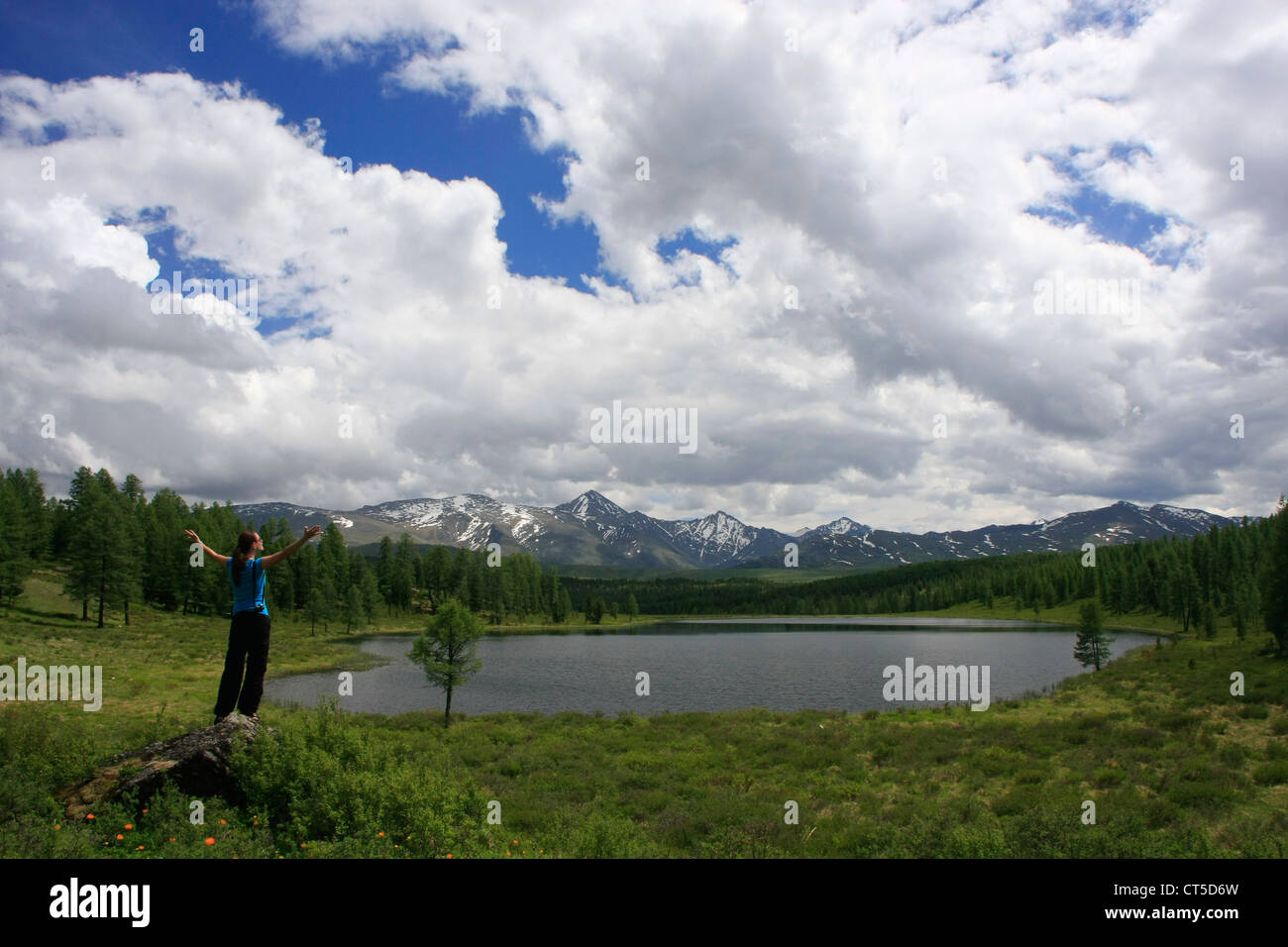Donna che celebra la bellezza della natura è incontaminata dal lago di montagna, Ulagansky pass, Altai, Siberia, Russia Foto Stock