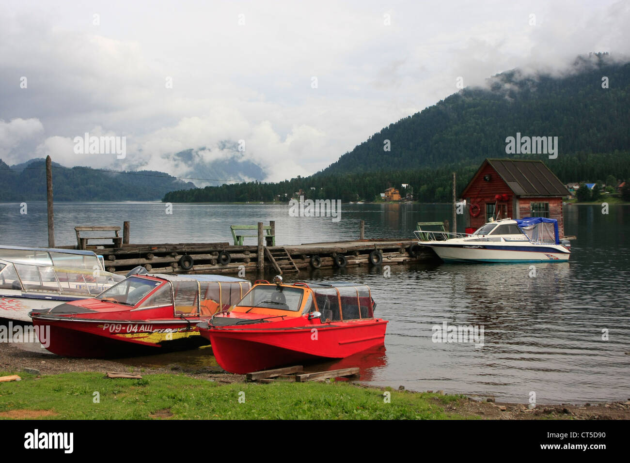 Barche sulla riva del lago Teletskoe, Artybash, Altai, Siberia, Russia Foto Stock