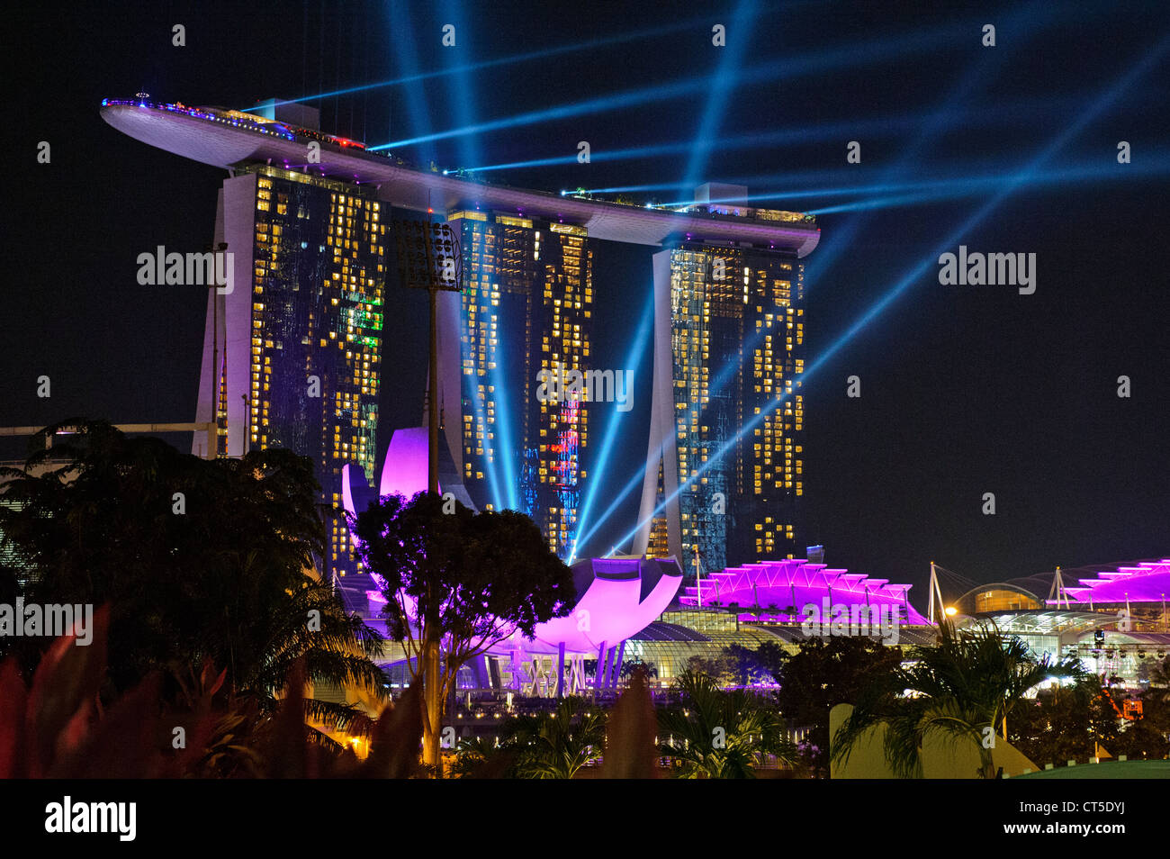 Il Marina Bay Sands Hotel di notte, Marina Bay, Singapore, Sud-est asiatico. Foto Stock