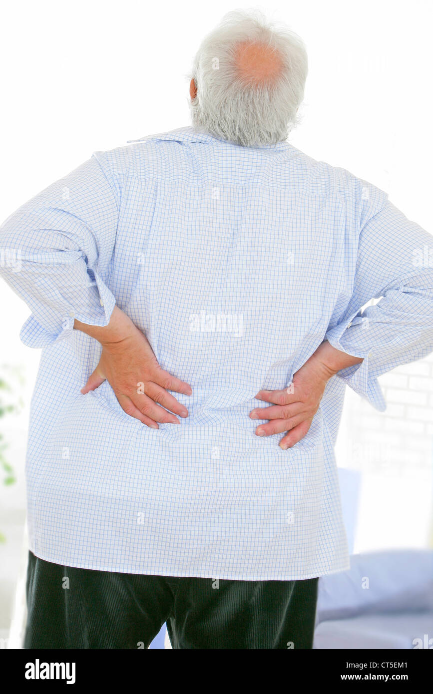 I dolori alla parte inferiore della schiena in anziani PERS. Foto Stock