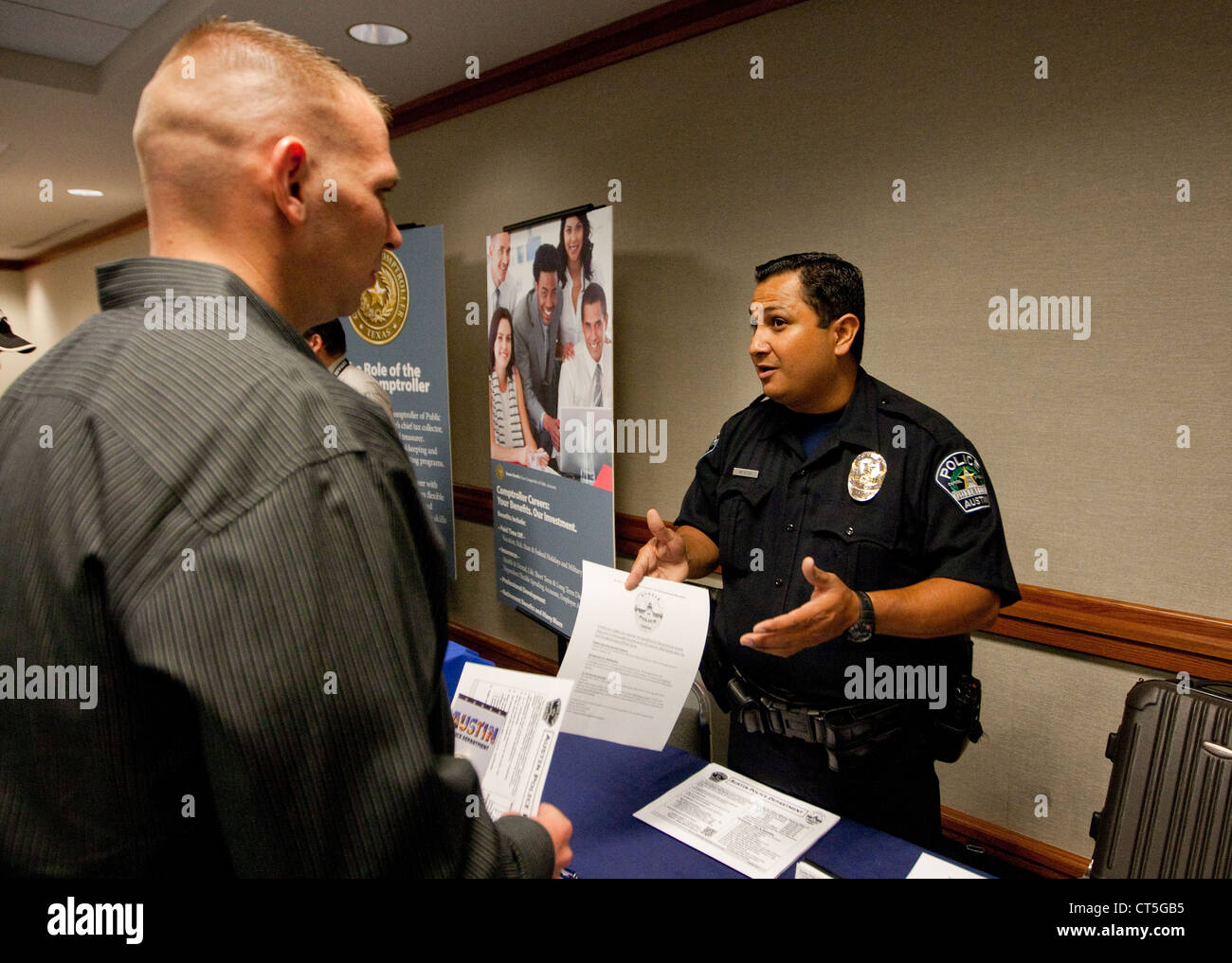 Fiera del lavoro per noi il veterano militare è tenuto presso il Campidoglio del Texas ad Austin include il rappresentante di Austin il dipartimento di polizia Foto Stock