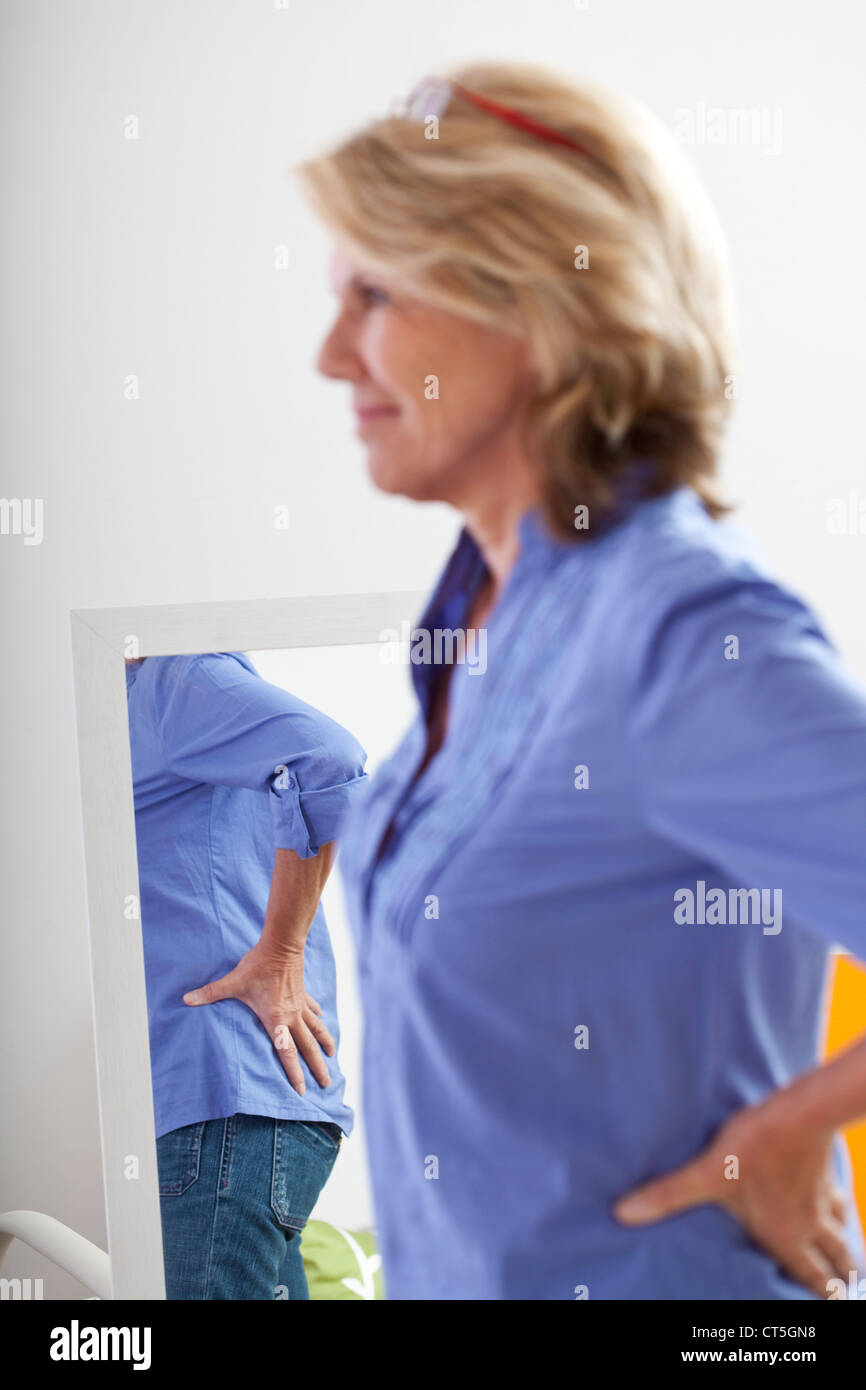 I dolori alla parte inferiore della schiena in anziani PERS. Foto Stock