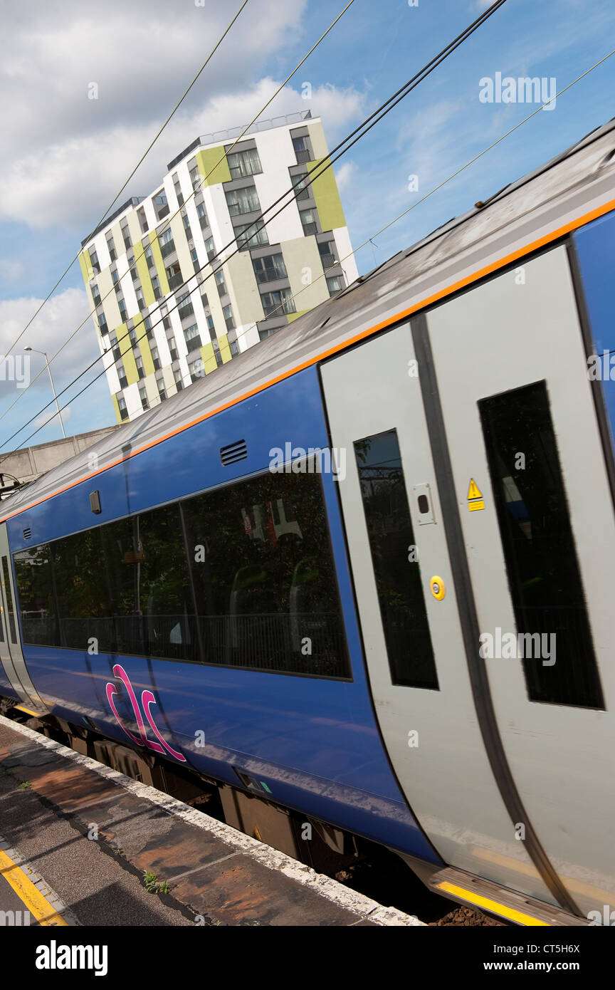 Close up del carrello di un treno in C2C livrea in attesa presso la stazione ferroviaria di Londra, Inghilterra. Foto Stock