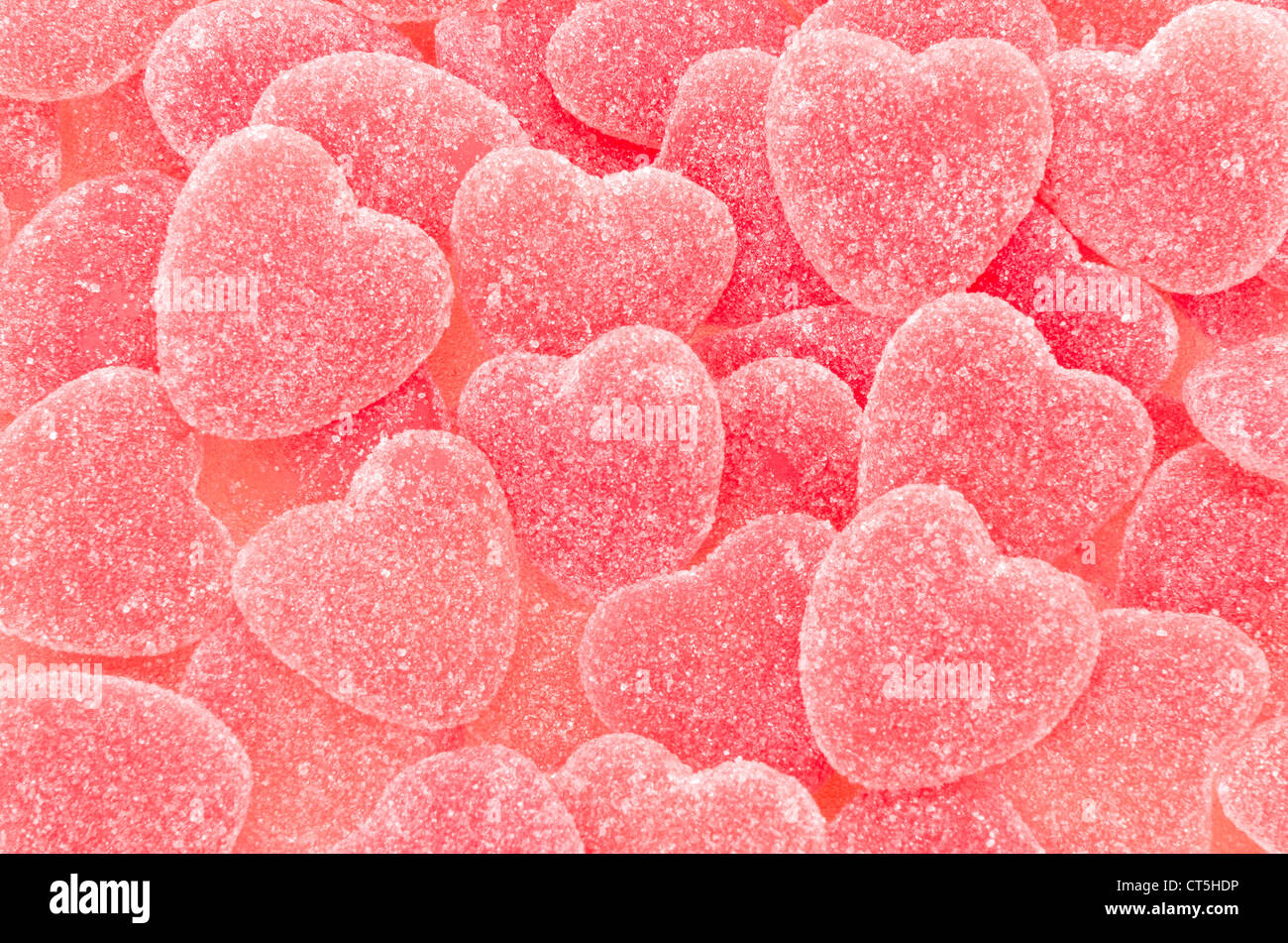 Uno sfondo di rivestite di zucchero rosso a forma di cuore jelly candy - studio shot Foto Stock