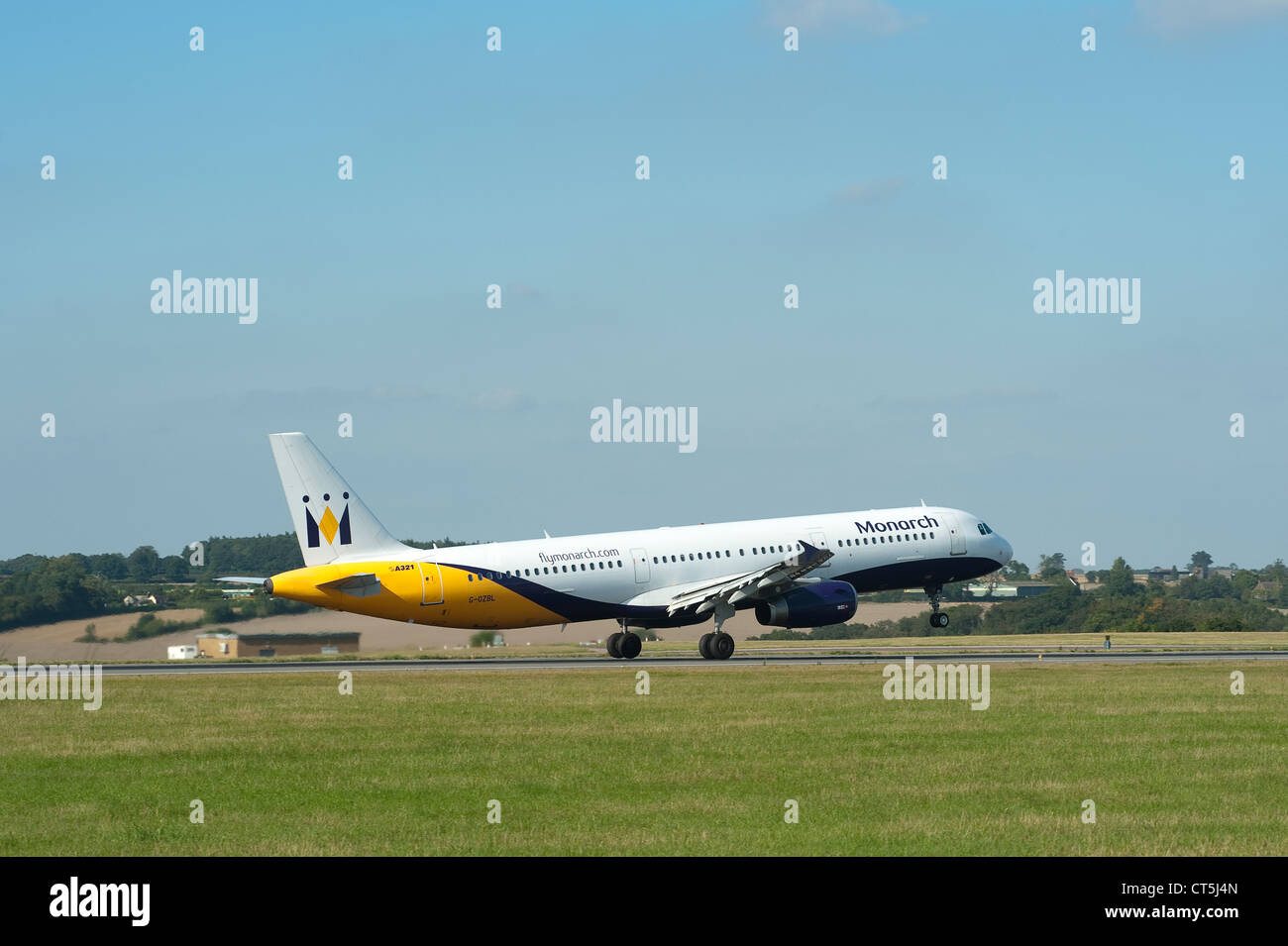 La Monarch Airbus A321 aereo all'Aeroporto di Luton, Inghilterra. Foto Stock