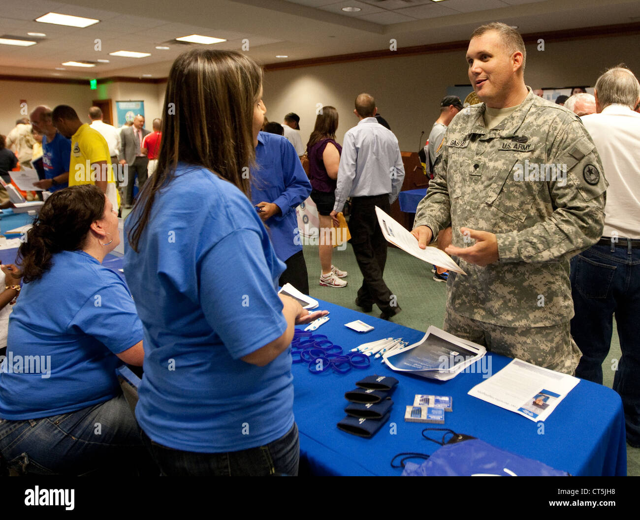 Negli Stati Uniti i veterani militari di partecipare ad una fiera del lavoro al Texas Capitol Building di Austin in Texas Foto Stock