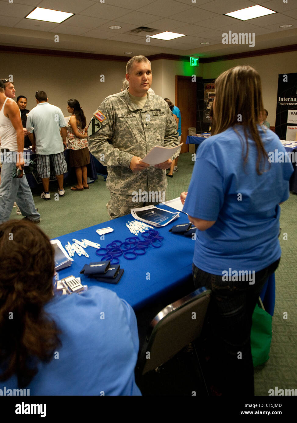 Negli Stati Uniti i veterani militari di partecipare ad una fiera del lavoro al Texas Capitol Building di Austin in Texas Foto Stock