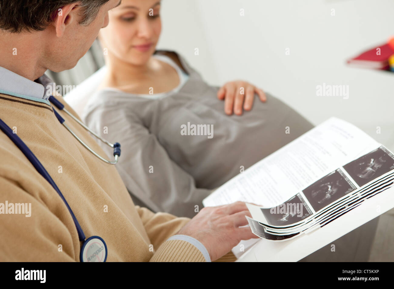 Donna incinta in consultazione Foto Stock