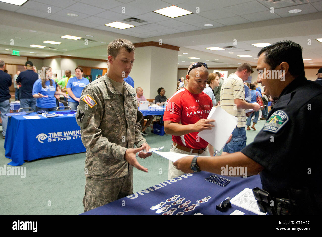 Fiera del lavoro per noi il veterano militare è tenuto presso il Campidoglio del Texas ad Austin include il rappresentante di Austin il dipartimento di polizia Foto Stock