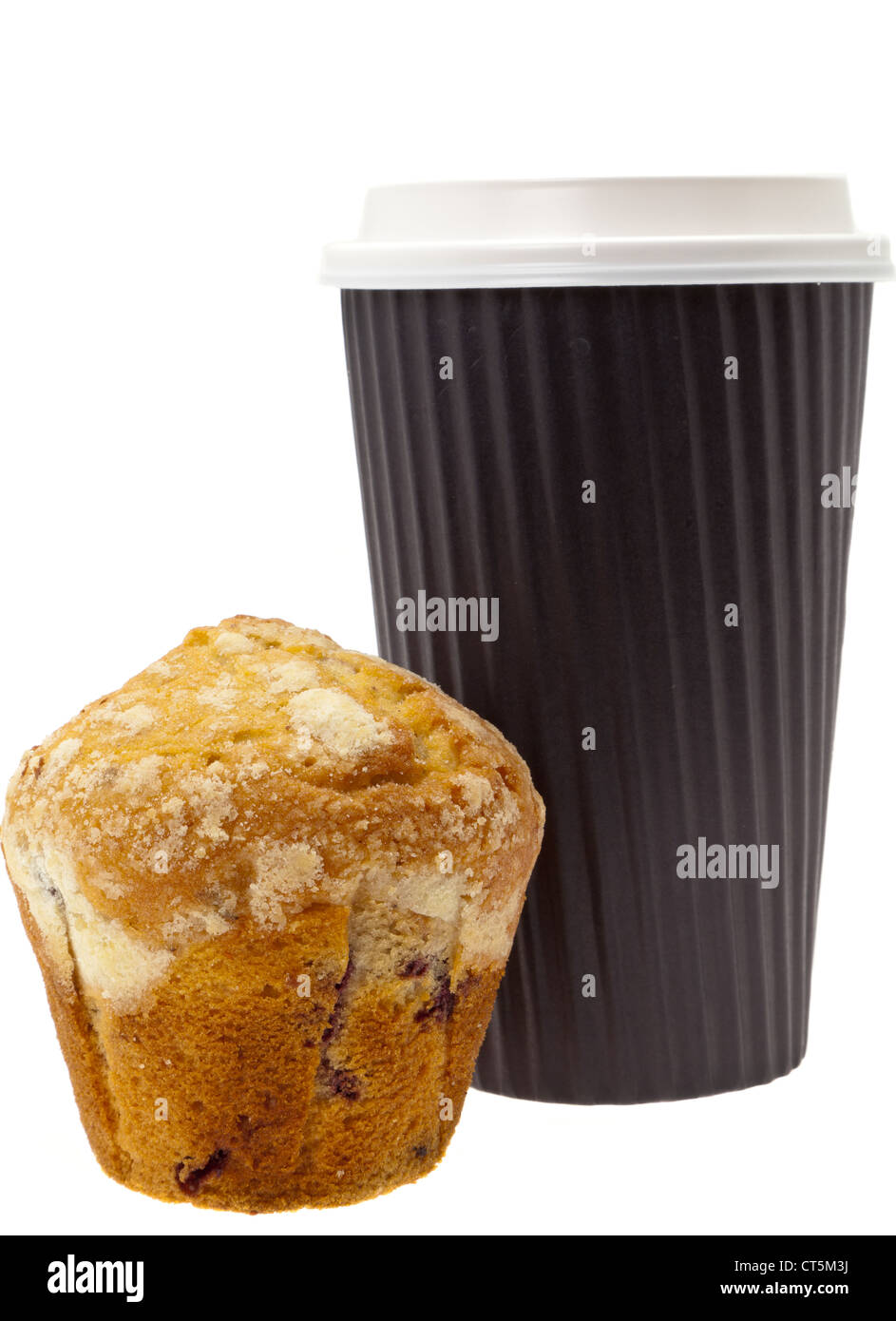 A estrarre la prima colazione consiste di un muffin ai mirtilli e un caffè in una tazza monouso - studio shot con uno sfondo bianco Foto Stock