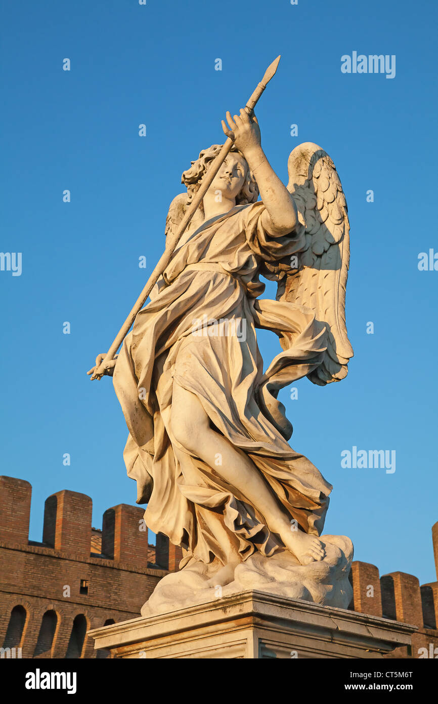 Bernini la statua in marmo di angelo con lancia da Sant'Angelo ponte di Roma, Italia Foto Stock