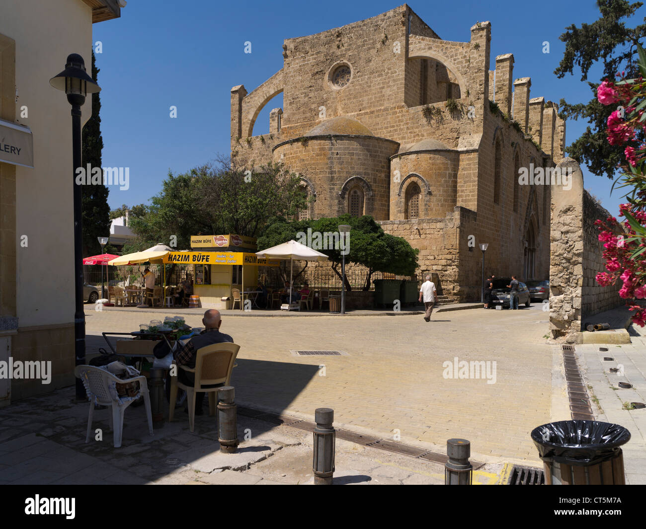 dh Città Vecchia FAMAGOSTA CIPRO SETTENTRIONALE Cipriota strada caffè rovinato Chiesa di San Pietro e San Paolo magusa Foto Stock