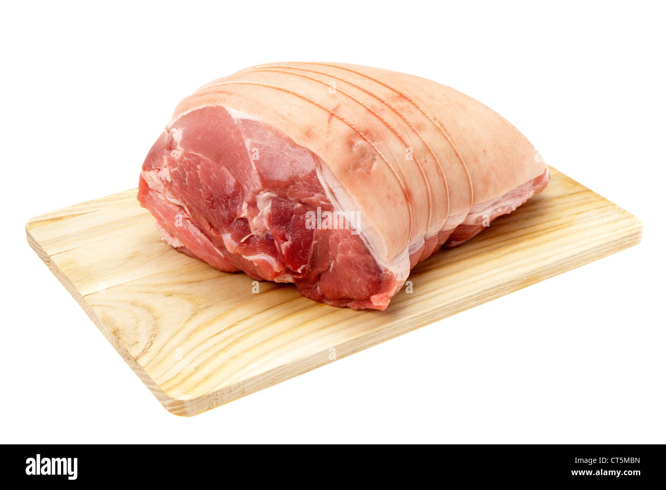 Un non cotti spalla di maiale collocata su di un tagliere di legno, il macellaio ha legato con la stringa Foto Stock