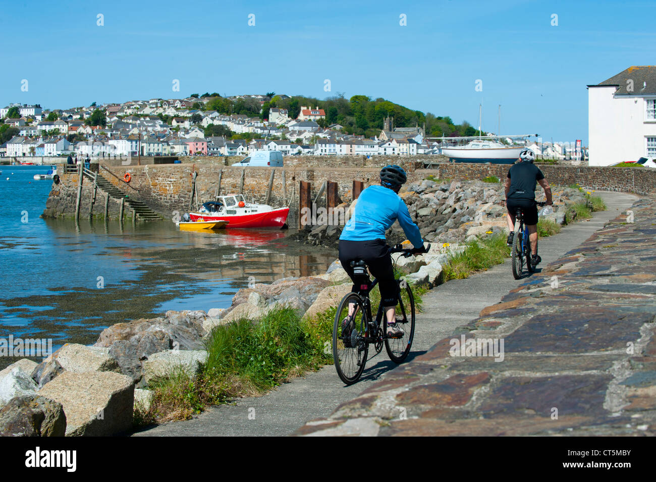 I ciclisti sulla costa a Instow Devon guardando oltre a Appledore Foto Stock