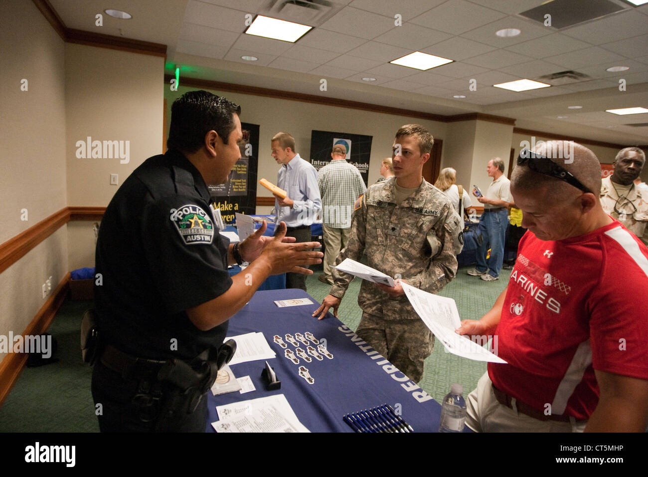 Fiera del lavoro per noi il veterano militare è tenuto presso il Campidoglio del Texas ad Austin include il rappresentante di Austin il dipartimento di polizia Foto Stock