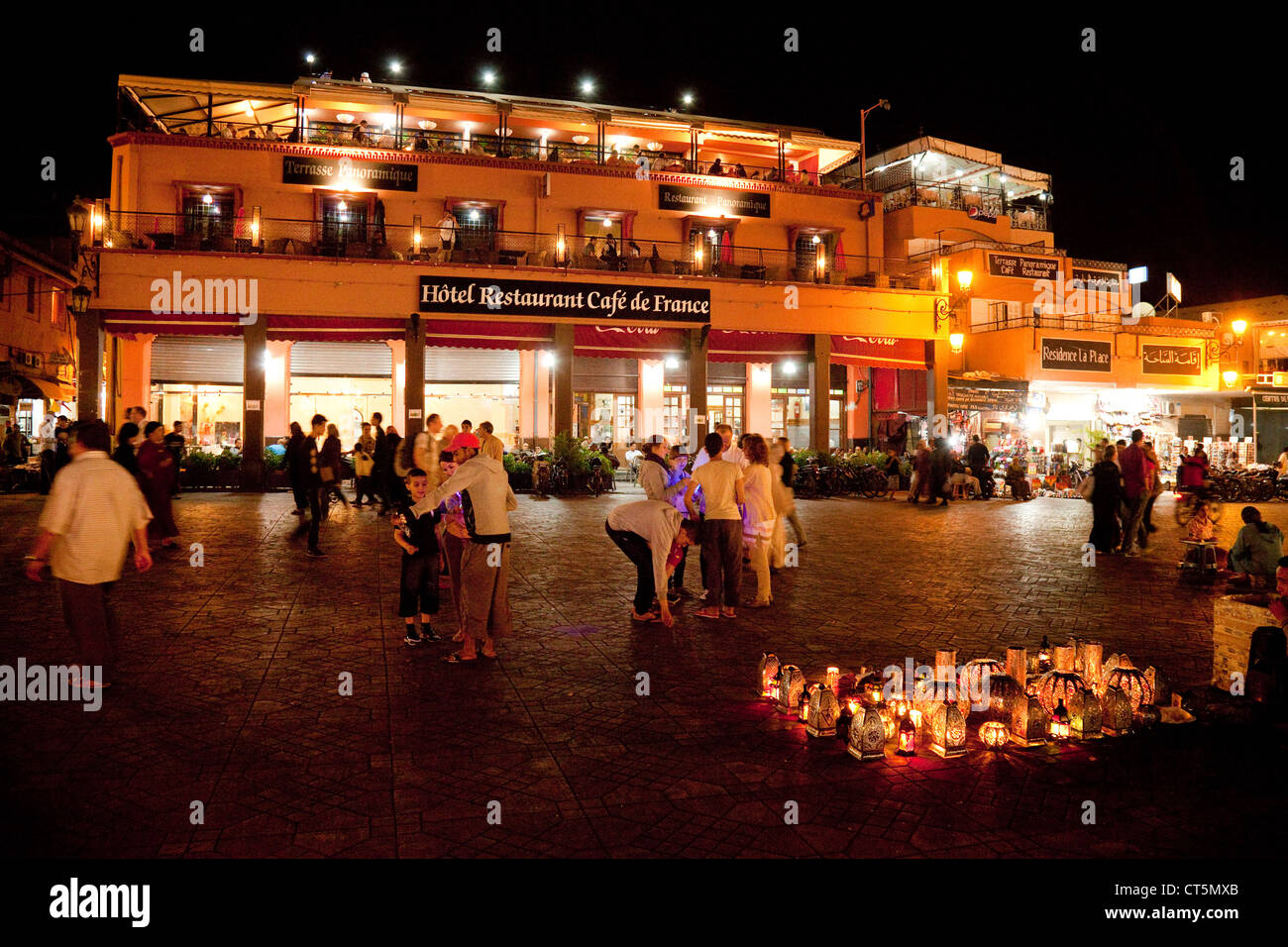 Il Cafe de France riad hotel di notte, piazza Djemma El Fna a Marrakech marocco africa Foto Stock