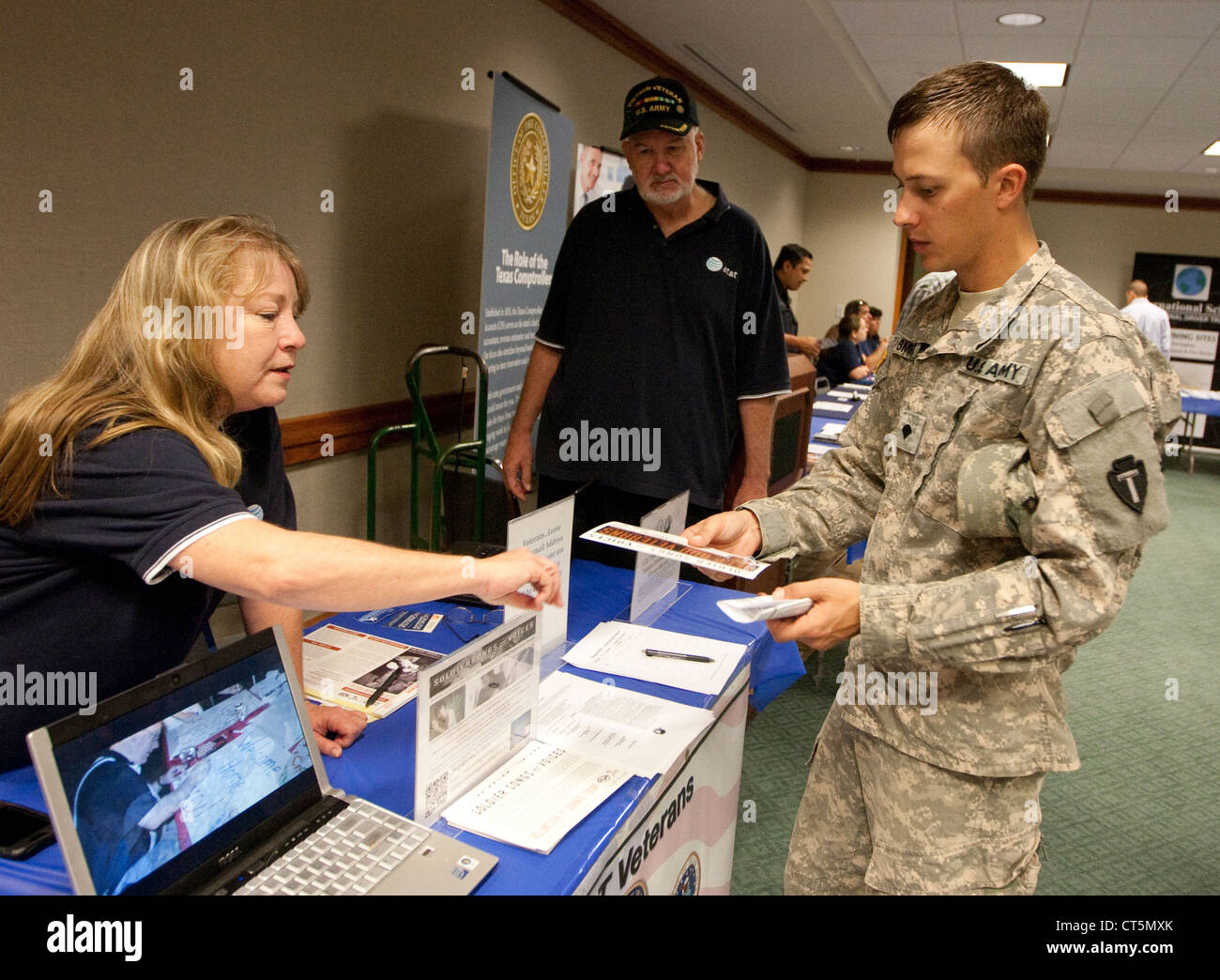 Negli Stati Uniti i veterani militari di partecipare ad una fiera del lavoro al Texas Capitol Building di Austin in Texas Foto Stock