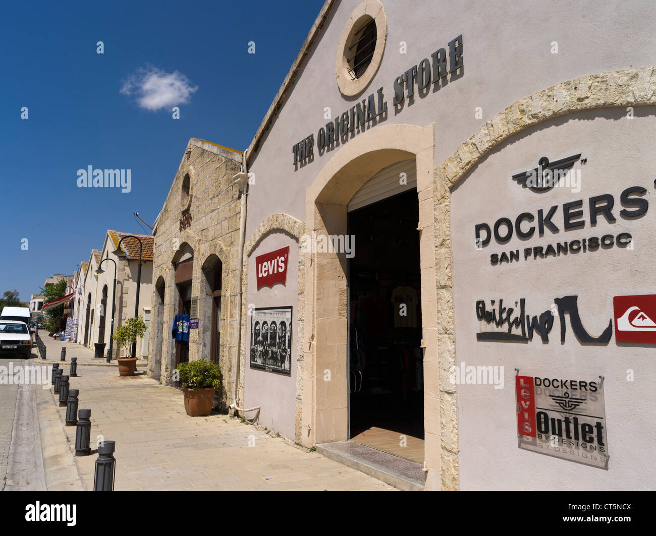Dh Città Vecchia FAMAGUSTA CIPRO DEL NORD Tourist jeans shop Old town negozi di souvenir Foto Stock